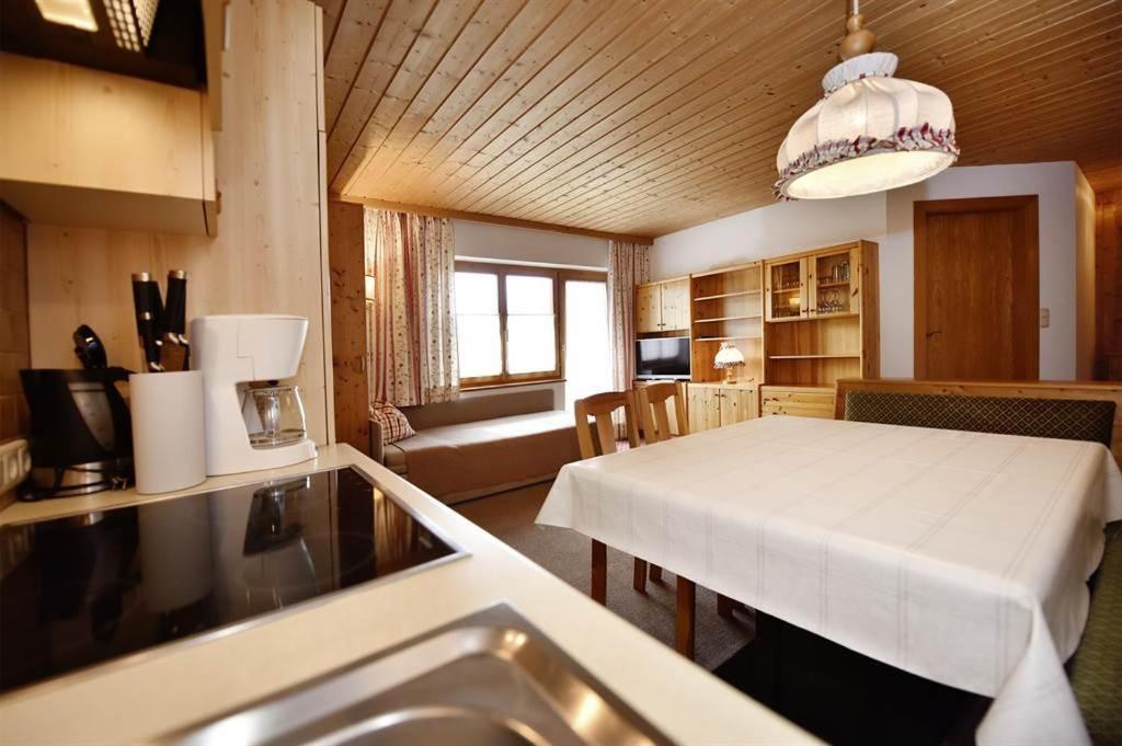 Berghof Gundalatsch Bed & Breakfast Gaschurn Bagian luar foto