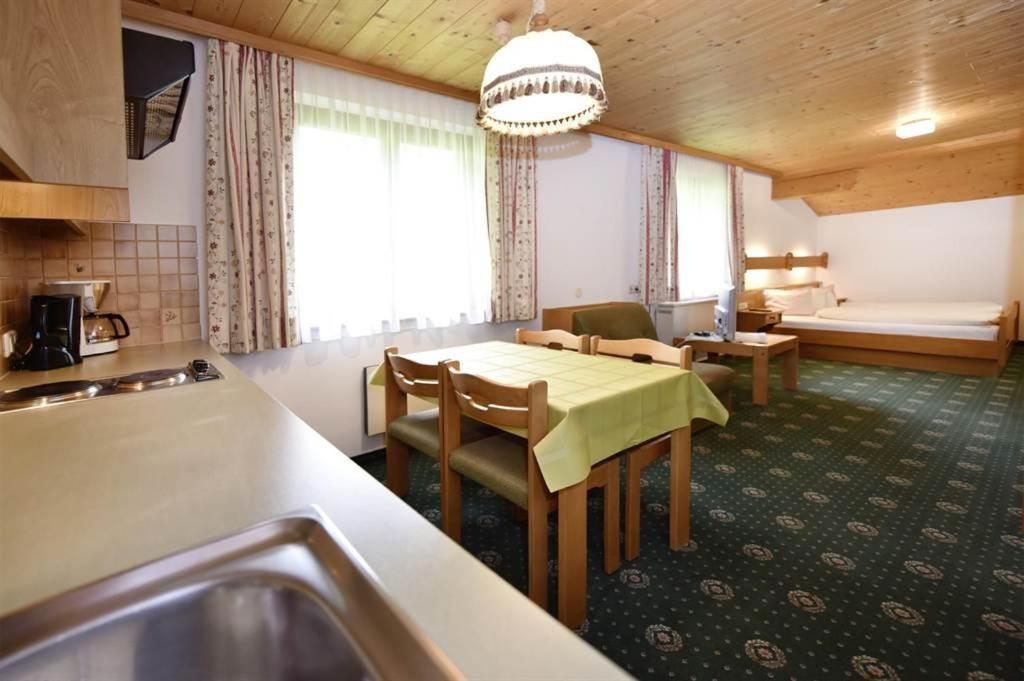 Berghof Gundalatsch Bed & Breakfast Gaschurn Bagian luar foto