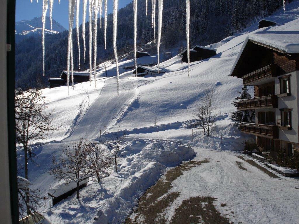Berghof Gundalatsch Bed & Breakfast Gaschurn Bagian luar foto